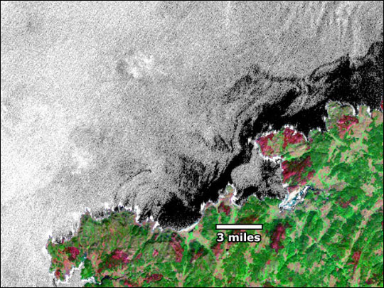 Manchas de crudo invaden las costas de la Muerte gallegas. Foto RADARSAT