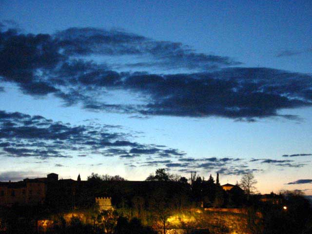 Altoc�mulus en el cielo nocturno de Segovia.