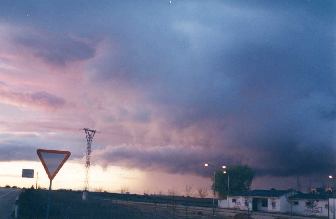 Base de un potente cumulonimbus con nimbostratus.