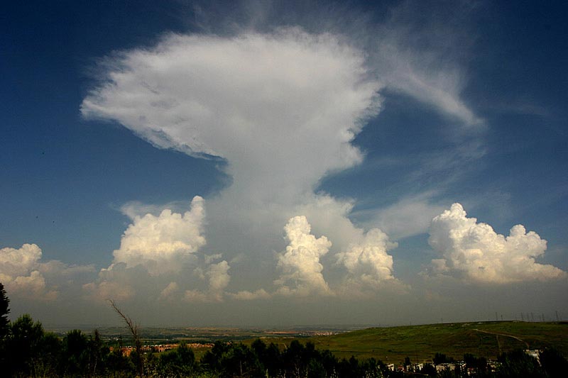 Cumulonimbus con varios c�mulus congentus por delante de �l.