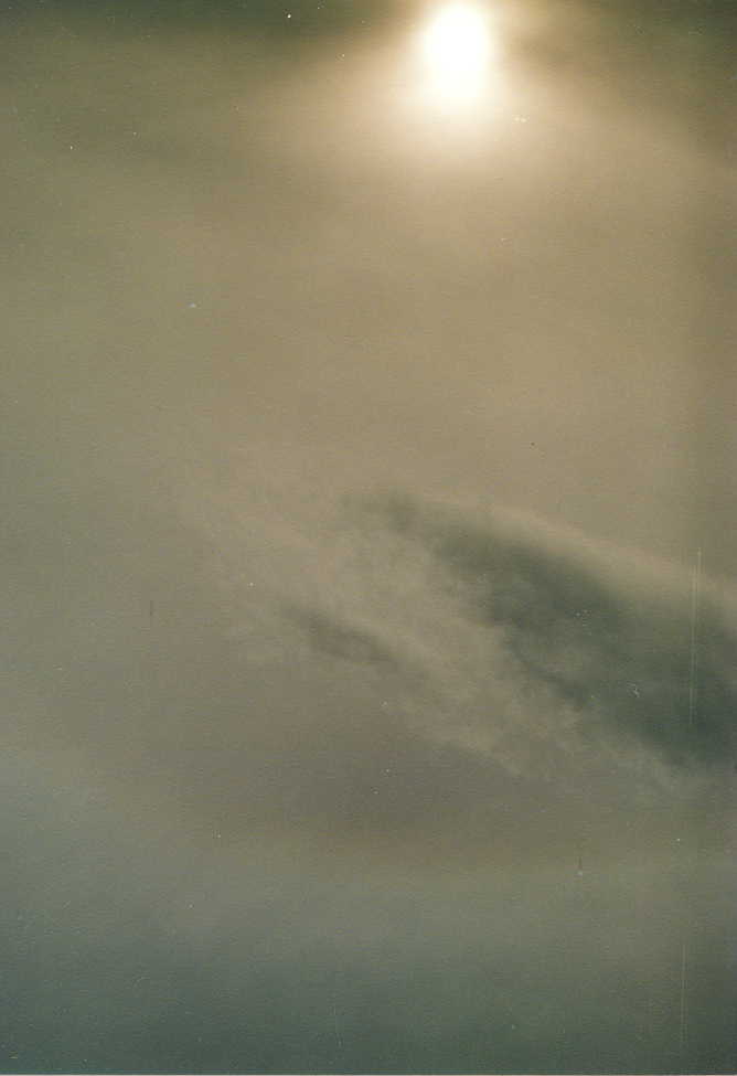 Velo de cirrostratus nebulosus, con formaci�n de halo, parte inferior de la fotograf�a.