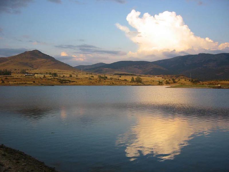 C�mulus mediocris reflej�ndose en las aguas del pantano de la Granja de San Ildefonos, Segovia.