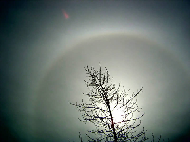 Halo en el observatorio de Sort, L�rida; autor Ram�n Baylina Cabr�.