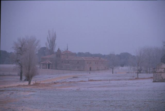 Nieve y neblina en la ermita de la Virgen del Bustar, Carbonero el Mayor, Segovia.