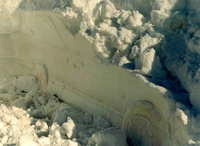 Molde de un coche sepultado en la gran nevada de febrero de 1996 en el Puerto de Navacerrada, Madrid, a 1800 metros de altura.