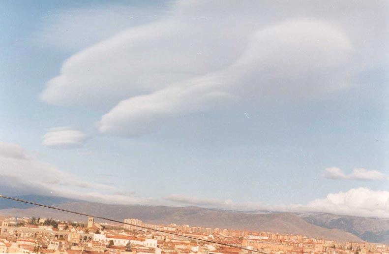 Altoc�mulus lenticularis sobre Segovia, autor Fernando Llorente Mart�nez.