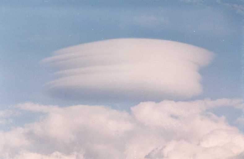 Altoc�mulus lenticularis duplicatus sobre Segovia.