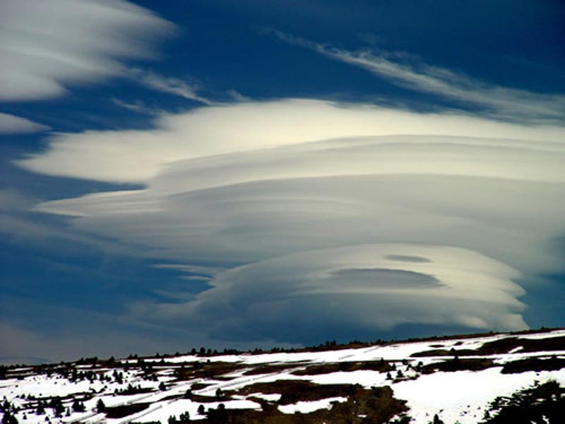 Estatoc�mulus y altoc�mulus lenticularis duplicatus sobre el Pirineo Catal�n.