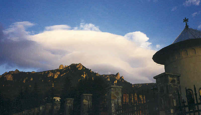 Lenticulares sobre Durau, C�rpatos centrales, Ruman�a.