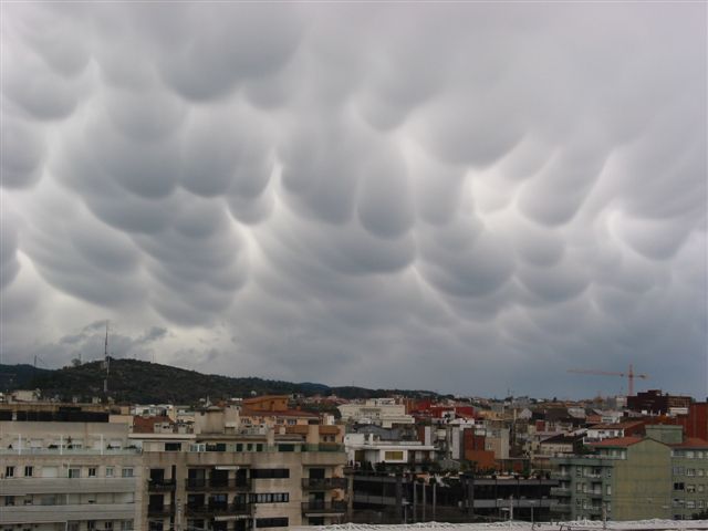 Mamma colgando de un cumulonimbus.