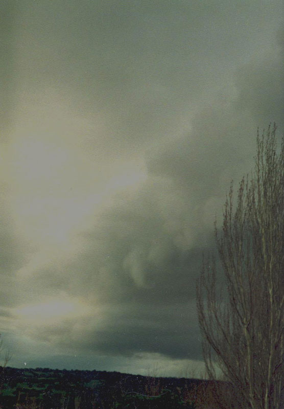 Nimbostratus, con una capa de altostratus sobre �l.