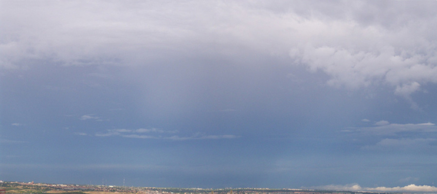 Nimbostratus, altostratus con virga, pannus y stratus.