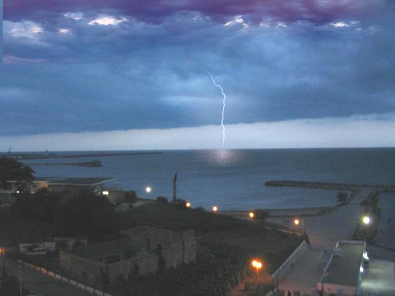 Rayo cayendo en el mar. Fotograf�a realizada en Mangalia, Mar Negro, Ruman�a, por http://www.wunderground.com/wximage/imagesearch.html?handle=Doru&handlebox=1&submit=go 
    Doru.