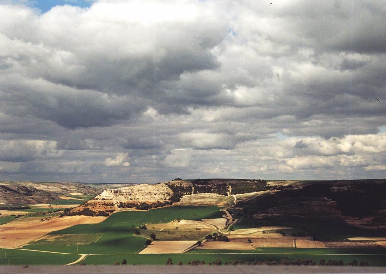 C�mulus y stratoc�mulus con sus bases a distinto nivel, foto realizada desde El Alcazar de Segovia, hacia el noreste.