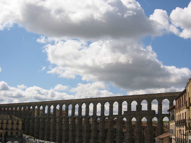 Estratoc�mulos, con el Acueducto de Segovia de fondo.
