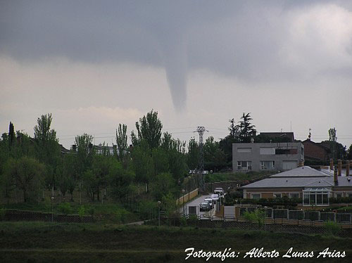 Tuba desde la base de un cumulonimbo, mayo de 2004.