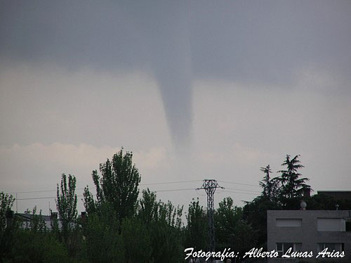 Tuba desde la base de un cumulonimbo, mayo de 2004.